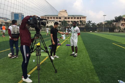 Vòng 1 V.League 2021: Nóng cả dưới sân và trên khán đài