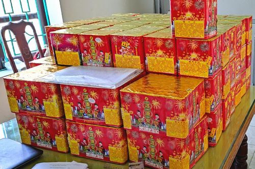 'Nóng' với pháo lậu