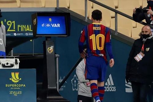 Messi bị đuổi vì đánh người thô bạo, nhận thẻ đỏ đầu tiên ở Barcelona