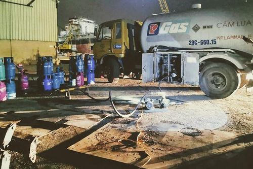 Sang chiết gas trái phép trong cảng Lê Quốc