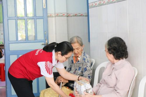 Dành 1,7 tỷ đồng tặng quà Tết cho người nghèo