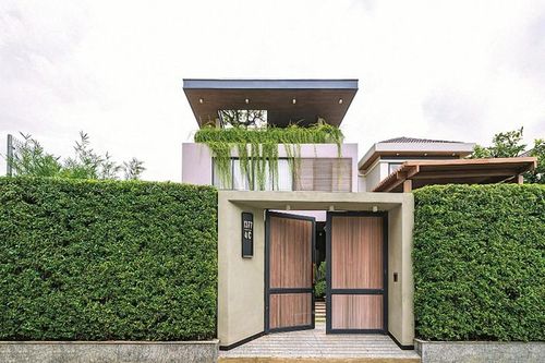 Ngắm ngôi biệt thự xanh với hồ nước bao quanh đẹp 'mãn nhãn'
