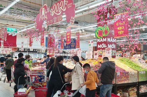 Hàng hóa Tết dồi dào, bánh kẹo cân lên ngôi