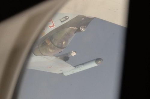 Su-35 của Nga bay lộn ngược, 'trêu ngươi' máy bay Mỹ gần Syria