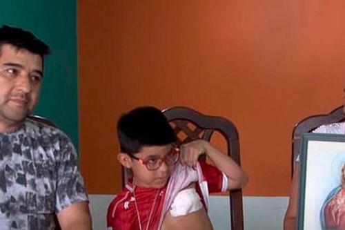 Bị bắn trúng ngực ở cự ly gần, cậu bé thoát chết hy hữu nhờ một vật