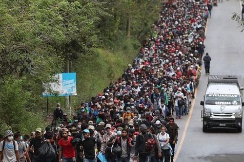 Ông Biden gặp thách thức khi 9.000 người di cư ùn ùn hướng về biên giới Mỹ