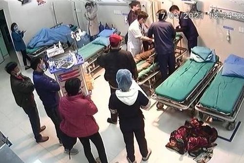 Giẫm phải bẫy súng khi đi rừng, người đàn ông trúng đạn xuyên ngực