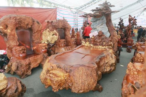 Khó rời mắt khỏi bàn ghế bằng gỗ nu nặng tới 4 tấn ở hội chợ Tết Tân Sửu