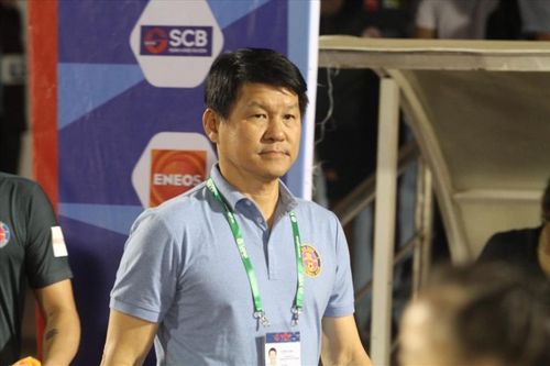 HLV Vũ Tiến Thành động viên thầy trò Kiatisuk sau trận thua ngày ra quân