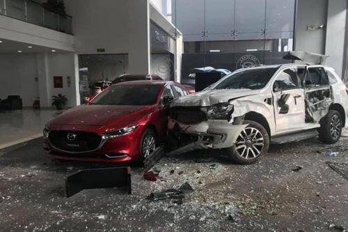 Khởi tố người phụ nữ lái ôtô đâm vào showroom xe hơi, khiến 1 người tử vong