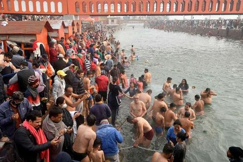 Bất chấp nguy cơ lây nhiễm Covid-19, hàng triệu người hành hương về sông Hằng rửa tội
