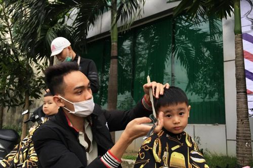 Ấm lòng 'cắt tóc miễn phí' cho người lao động nghèo