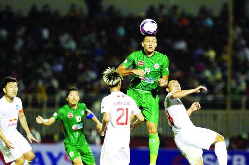 Kiatisuk nhận thất bại đầu tiên ở V-League
