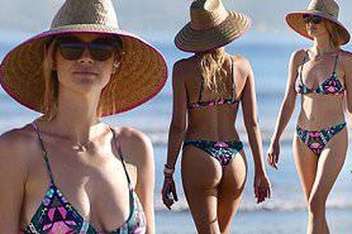 Chân dài 9x Kelly Rohrbach đẹp như mộng ở biển