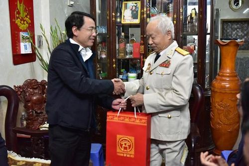 Hà Nội tặng quà Tết các gia đình chính sách, lão thành cách mạng