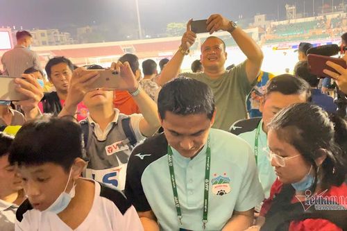 HAGL thua trận, Kiatisuk vẫn được fan 'yêu' cuồng nhiệt