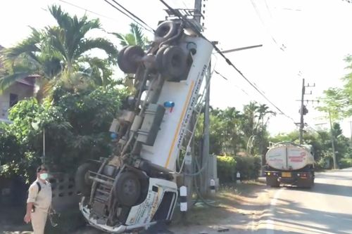 Mất lái khi vào cua gấp, xe bồn 'trồng chuối' vào cột điện