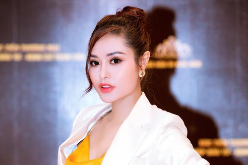 Hoa hậu Di Khả Hân diện vest cá tính, đeo đồng hồ nửa tỉ trong sự kiện