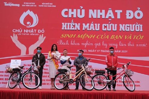 Tặng xe đạp cho sinh viên hiến máu nhiều lần nhất tại 'Chủ nhật đỏ' lần thứ 11