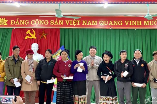 Ban Nội chính Tỉnh ủy tặng quà Tết cho người nghèo ở Quỳ Châu