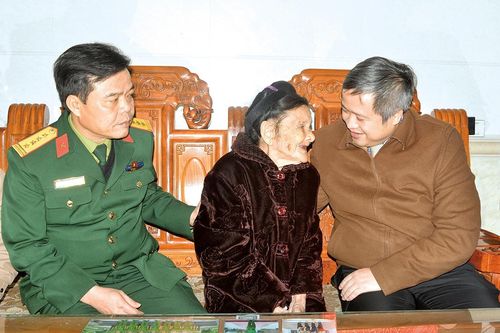 Chủ tịch UBND tỉnh Trần Tiến Hưng chúc tết Mẹ Việt Nam anh hùng, gia đình chính sách ở TX Hồng Lĩnh