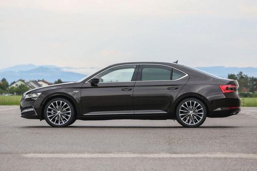 Sedan động cơ tăng áp, giá hơn 1 tỷ đồng, cạnh tranh với Toyota Camry