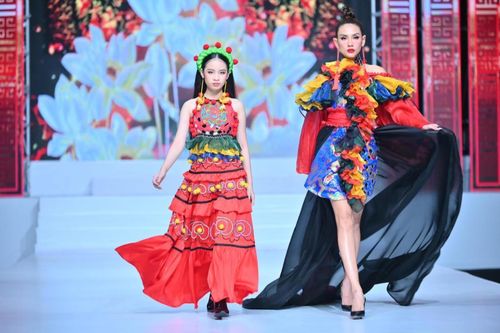Võ Hoàng Yến thần thái ngút ngàn sải bước cùng mẫu nhí trên sàn catwalk