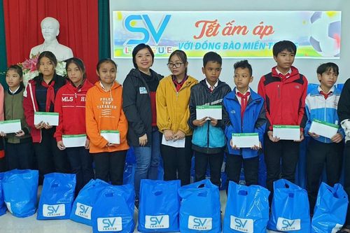 Tấm lòng bóng đá của SV-League: Hơn 250 triệu trao tặng học sinh mồ côi và khuyết tật