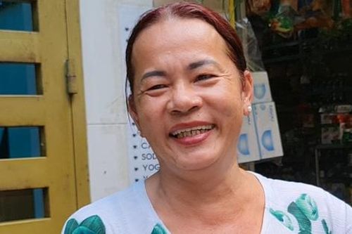 Người chuyển giới mưu sinh: Út Ly bán bò bía 30 năm chăm sóc mẹ già