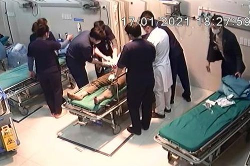 Đi lấy cây thuốc, người đàn ông đạp trúng bẫy súng, trúng đạn