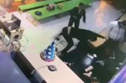 Điều tra vụ việc 2 thanh niên hành hung dã man người phụ nữ đang bế con