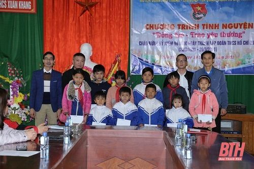 'Đông ấm - Trao yêu thương' trao quà cho em học sinh nghèo tại huyện Như Thanh