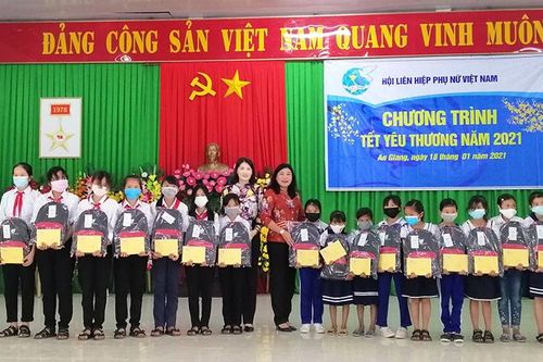 Tặng quà chương trình 'Tết yêu thương' năm 2021 tại xã Thới Sơn