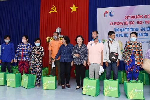 Nguyên Phó Chủ tịch nước Trương Mỹ Hoa trao quà Tết cho hộ nghèo huyện Phú Tân