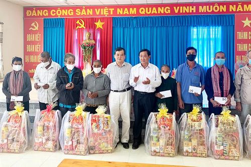 Ban Thường vụ Tỉnh ủy An Giang thăm các xã khó khăn