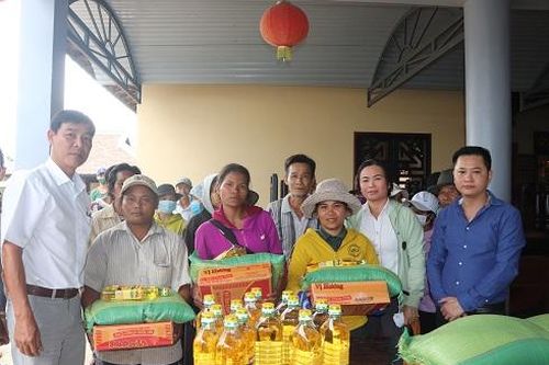 Tặng 320 suất quà cho hộ nghèo xã Diên Tân