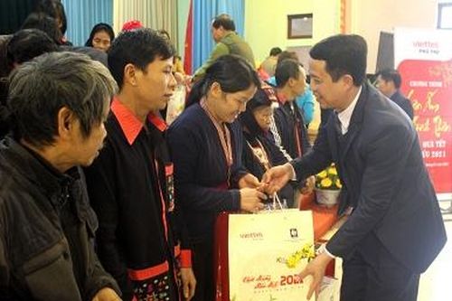 Trao quà Tết cho người nghèo, gia đình chính sách tại Thanh Sơn