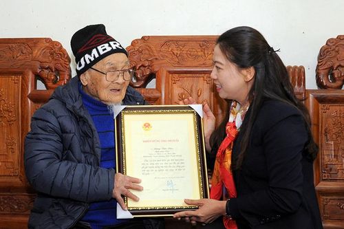 Đồng chí Lê Thị Kim Dung, Phó Bí thư Thường trực Tỉnh ủy thăm, tặng quà Tết gia đình chính sách và người cao tuổi