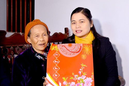 Đồng chí Ma Thị Thúy thăm, tặng quà Tết tại huyện Sơn Dương