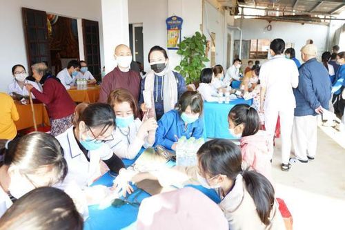 Đà Nẵng: Khám bệnh cho bà con nghèo