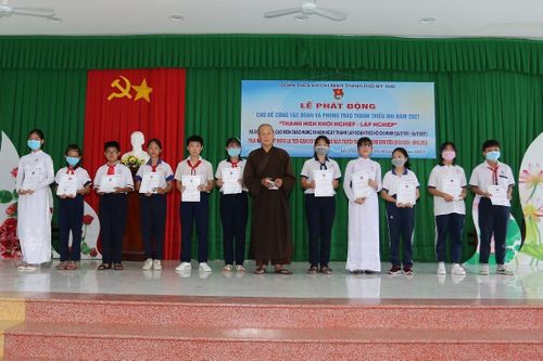 Tiền Giang: Các chùa tặng học bổng cho học sinh