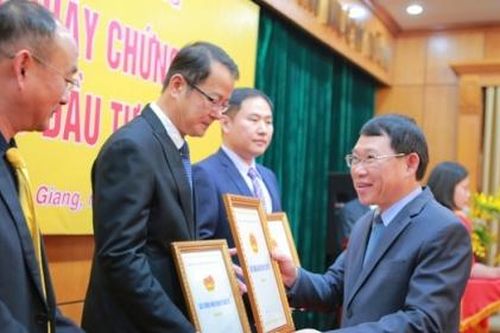 Bắc Giang trao giấy chứng nhận sản xuất Macbook, IPad