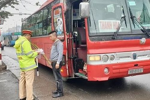 CSGT Hà Nội tăng cường xử lý xe khách vi phạm dịp cuối năm
