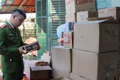 Công an Điện Biên thu giữ hàng trăm hộp bánh quá hạn sử dụng