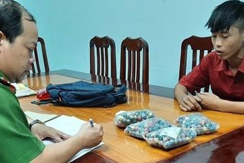 Rủ nhau mua pháo nổ mang về... đón Tết