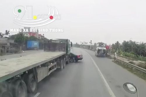 Xe đầu kéo chuyển làn ẩu, tông ô tô con xoay ngang trên quốc lộ