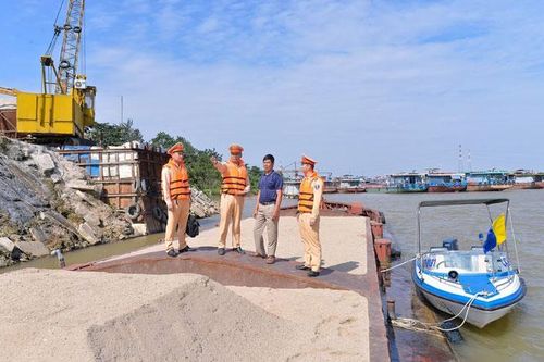 Bắt giữ 3 tàu khai thác cát trên sông Hồng