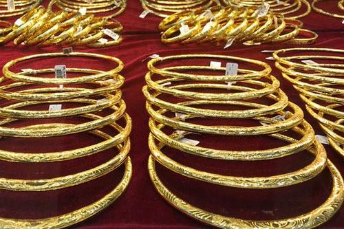 Đầu tuần, giá vàng giảm 100.000 đồng/lượng