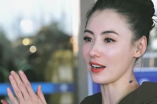 Trương Bá Chi 'gây sốt' với loạt ảnh nhan sắc tuổi 40 nhưng Tạ Đình Phong bỗng bị mỉa mai vì lý do này