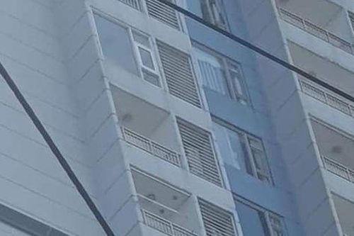 TP.HCM: Cô gái đứng vắt vẻo ở lan can tầng 15 chung cư định tự tử, hàng chục cán bộ chiến sĩ có mặt để giải cứu